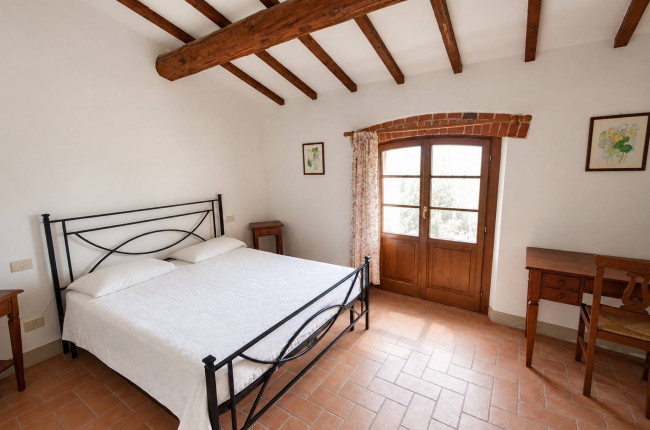 Complesso colonico in posizione panoramica con piscina e  ampio terreno in vendita a Bucine