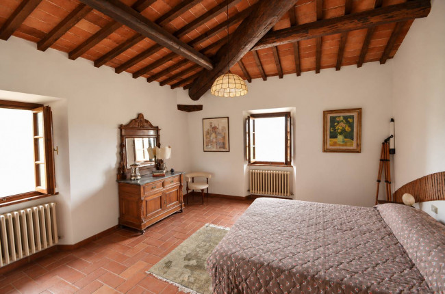Complesso colonico in posizione panoramica con piscina e  ampio terreno in vendita a Bucine