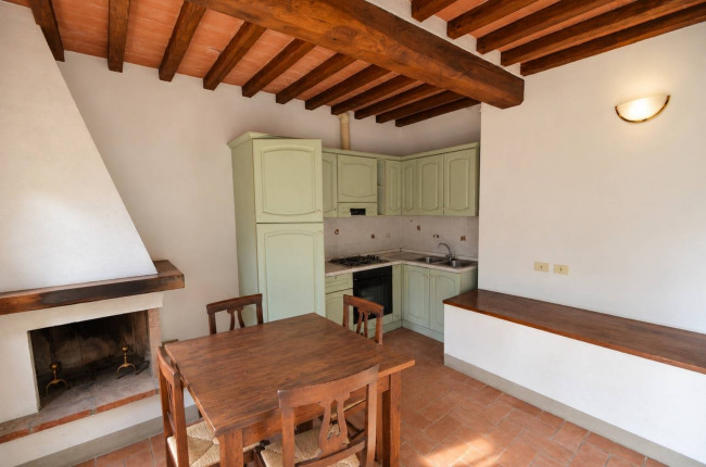 Complesso colonico in posizione panoramica con piscina e  ampio terreno in vendita a Bucine