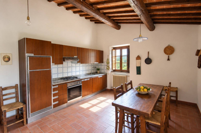 Complesso colonico in posizione panoramica con piscina e  ampio terreno in vendita a Bucine