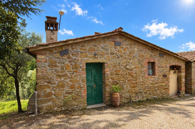 Complesso colonico in posizione panoramica con piscina e  ampio terreno in vendita a Bucine