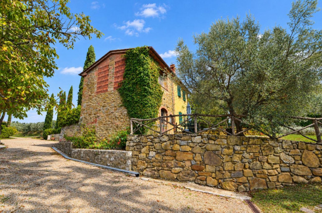 Complesso colonico in posizione panoramica con piscina e  ampio terreno in vendita a Bucine