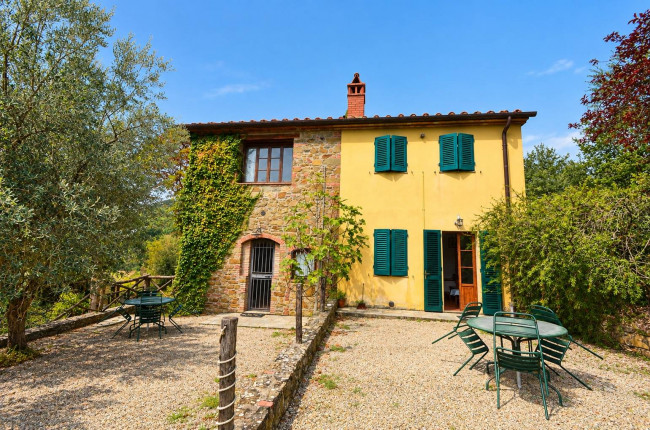 Complesso colonico in posizione panoramica con piscina e  ampio terreno in vendita a Bucine