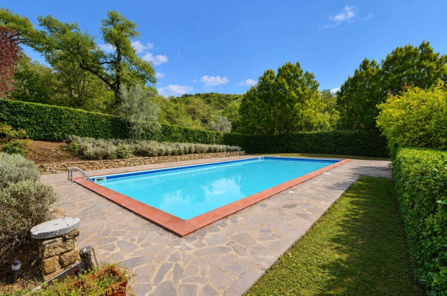 Complesso colonico in posizione panoramica con piscina e  ampio terreno in vendita a Bucine