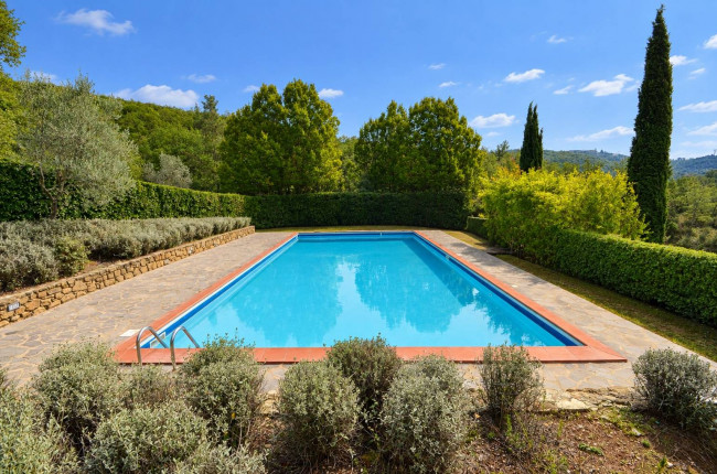 Complesso colonico in posizione panoramica con piscina e  ampio terreno in vendita a Bucine