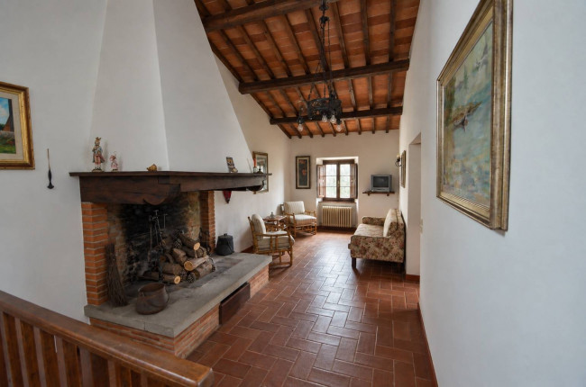Complesso colonico in posizione panoramica con piscina e  ampio terreno in vendita a Bucine