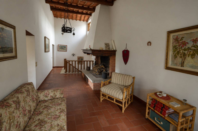 Complesso colonico in posizione panoramica con piscina e  ampio terreno in vendita a Bucine