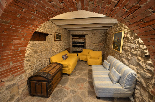 Complesso colonico in posizione panoramica con piscina e  ampio terreno in vendita a Bucine