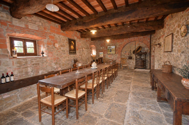 Complesso colonico in posizione panoramica con piscina e  ampio terreno in vendita a Bucine