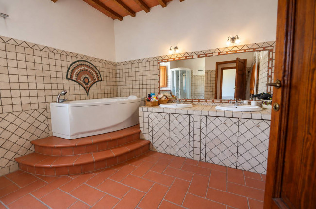 Casale con vista panoramica giardino e piscina in vendita a Reggello