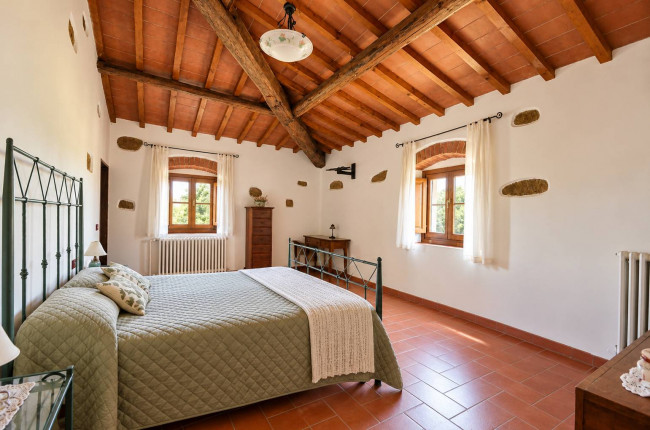 Casale con vista panoramica giardino e piscina in vendita a Reggello