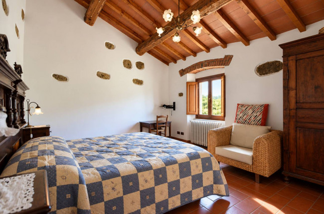 Casale con vista panoramica giardino e piscina in vendita a Reggello
