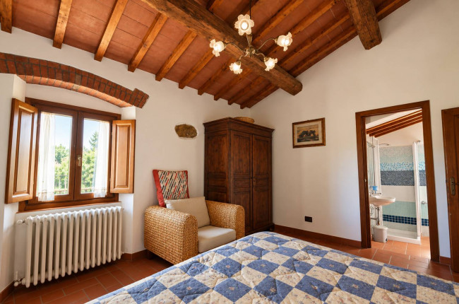 Casale con vista panoramica giardino e piscina in vendita a Reggello