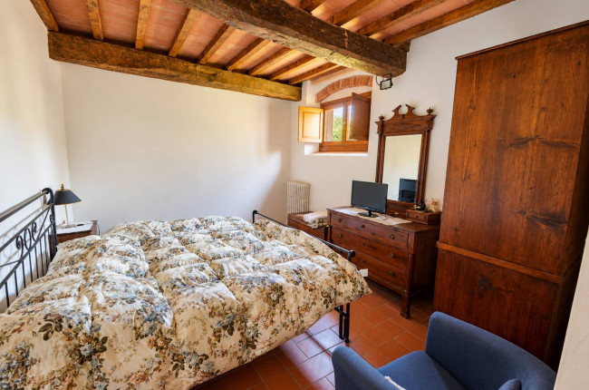 Casale con vista panoramica giardino e piscina in vendita a Reggello
