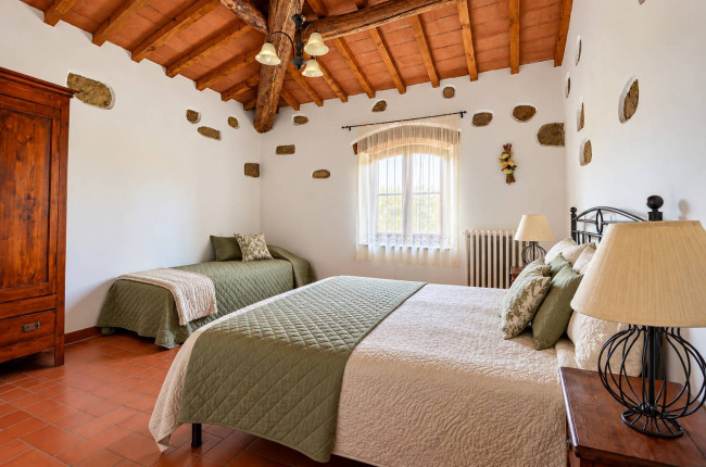 Casale con vista panoramica giardino e piscina in vendita a Reggello