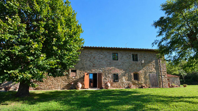 Casale con vista panoramica giardino e piscina in vendita a Reggello