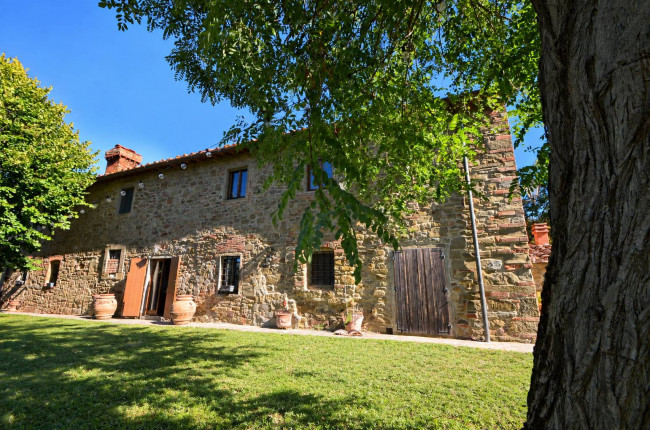 Casale con vista panoramica giardino e piscina in vendita a Reggello