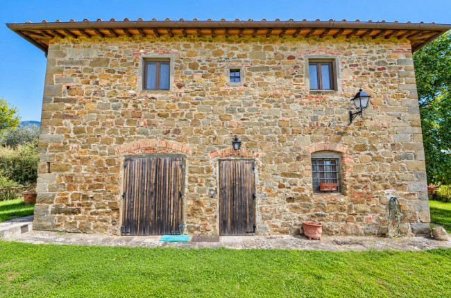 Casale con vista panoramica giardino e piscina in vendita a Reggello