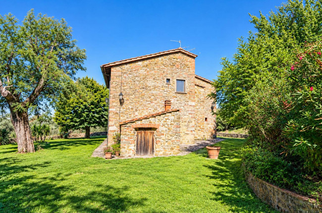 Casale con vista panoramica giardino e piscina in vendita a Reggello