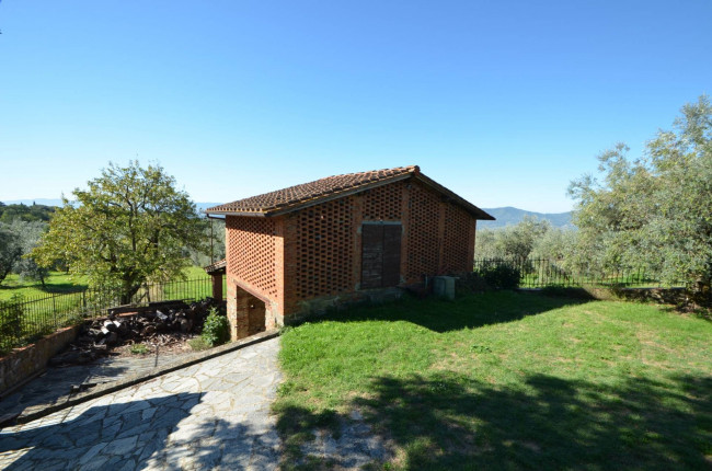 Casale con vista panoramica giardino e piscina in vendita a Reggello