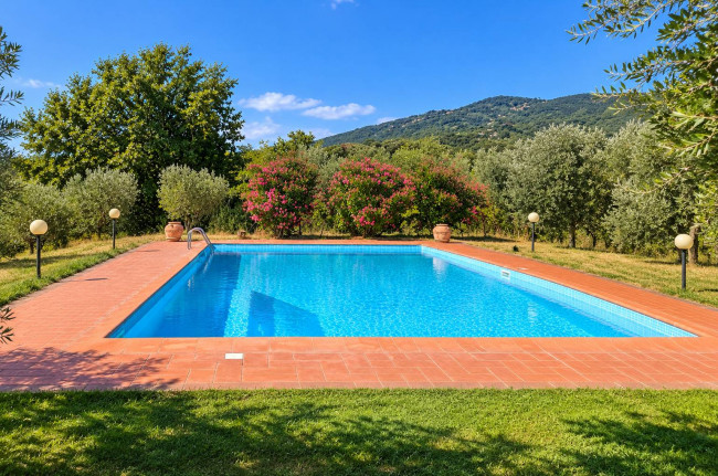 Casale con vista panoramica giardino e piscina in vendita a Reggello