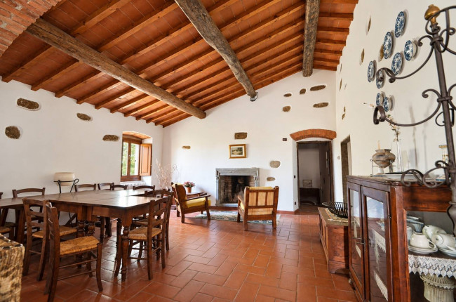 Casale con vista panoramica giardino e piscina in vendita a Reggello