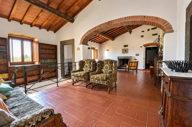 Casale con vista panoramica giardino e piscina in vendita a Reggello
