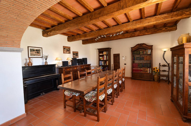 Casale con vista panoramica giardino e piscina in vendita a Reggello