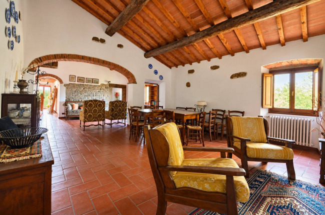 Casale con vista panoramica giardino e piscina in vendita a Reggello