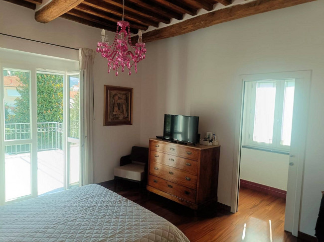 Villa con giardino a pochi minuti dal mare in vendita a Camaiore