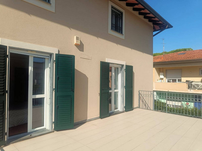 Villa con giardino a pochi minuti dal mare in vendita a Camaiore