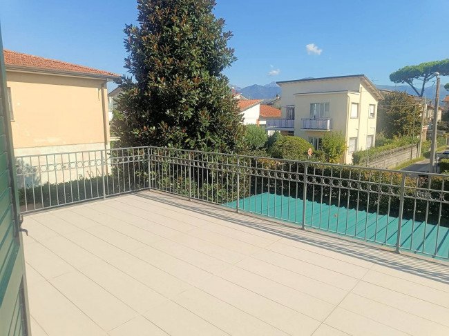 Villa con giardino a pochi minuti dal mare in vendita a Camaiore
