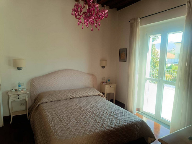 Villa con giardino a pochi minuti dal mare in vendita a Camaiore