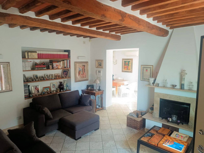 Villa con giardino a pochi minuti dal mare in vendita a Camaiore