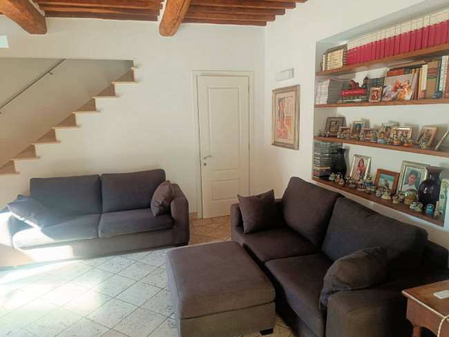 Villa con giardino a pochi minuti dal mare in vendita a Camaiore