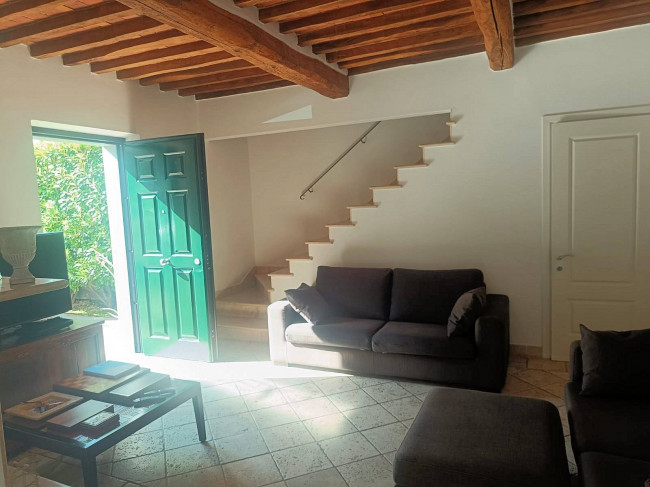 Villa con giardino a pochi minuti dal mare in vendita a Camaiore