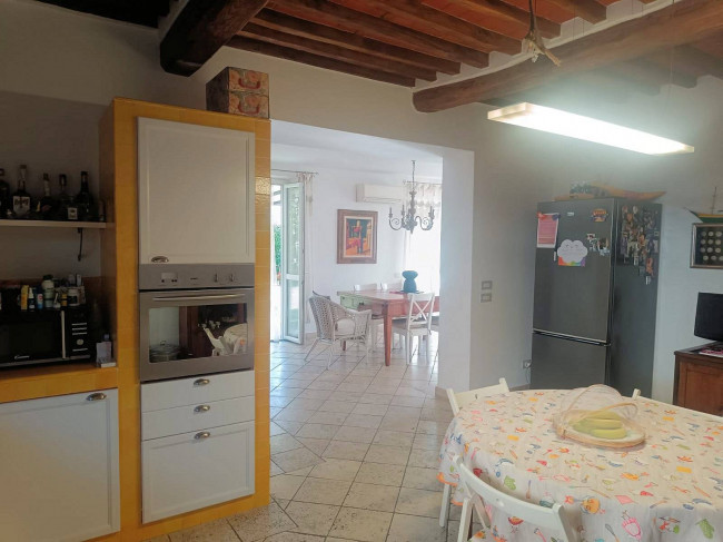 Villa con giardino a pochi minuti dal mare in vendita a Camaiore