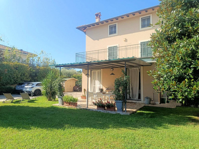 Villa con giardino a pochi minuti dal mare in vendita a Camaiore