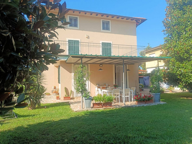 Villa con giardino a pochi minuti dal mare in vendita a Camaiore