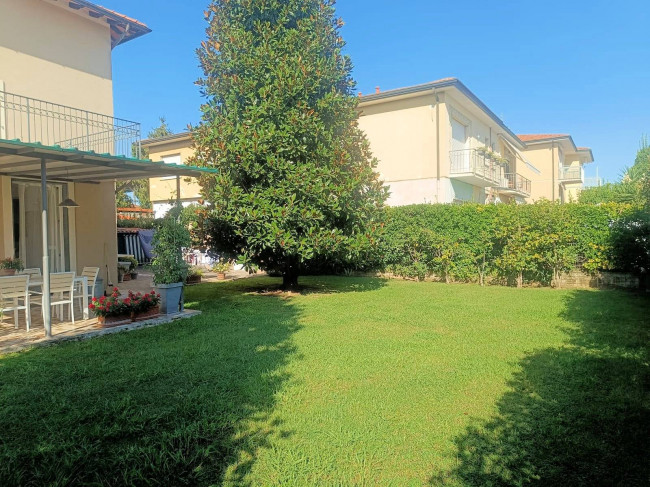 Villa con giardino a pochi minuti dal mare in vendita a Camaiore