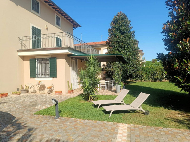 Villa con giardino a pochi minuti dal mare in vendita a Camaiore