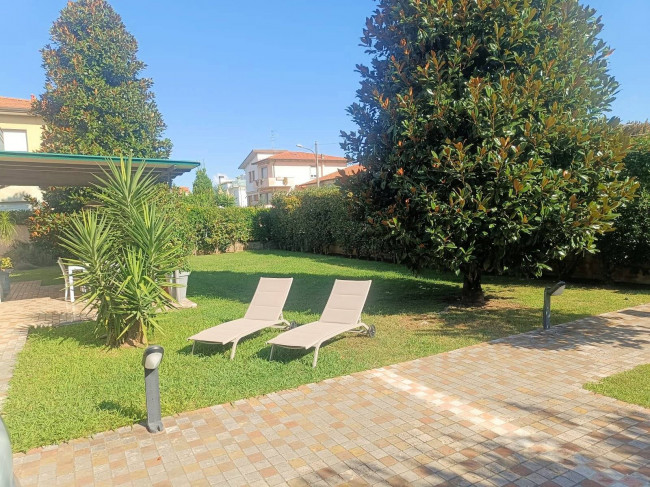 Villa con giardino a pochi minuti dal mare in vendita a Camaiore