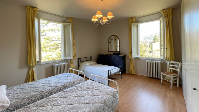 Villa unifamiliare con dependance ampio giardino piscina e vista panoramica in vendita a Larciano