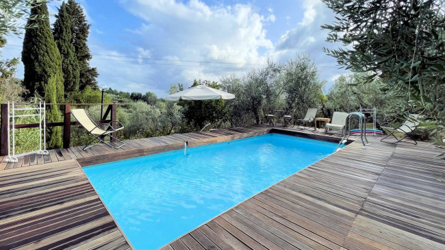Villa unifamiliare con dependance ampio giardino piscina e vista panoramica in vendita a Larciano