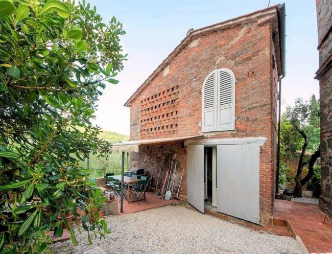 Villa unifamiliare con dependance ampio giardino piscina e vista panoramica in vendita a Larciano