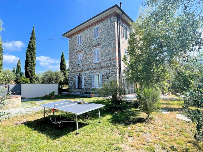 Villa unifamiliare con dependance ampio giardino piscina e vista panoramica in vendita a Larciano
