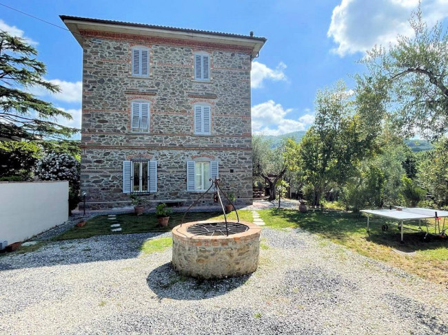 Villa unifamiliare con dependance ampio giardino piscina e vista panoramica in vendita a Larciano