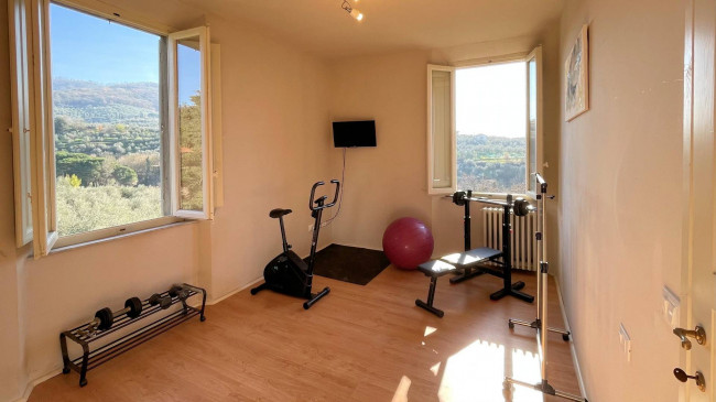 Villa unifamiliare con dependance ampio giardino piscina e vista panoramica in vendita a Larciano
