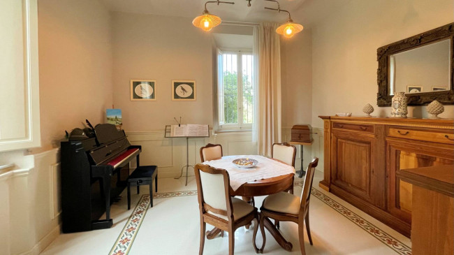 Villa unifamiliare con dependance ampio giardino piscina e vista panoramica in vendita a Larciano