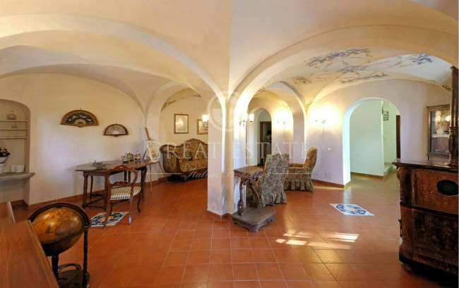 Villa storica con complesso agrituristico di ampia superficie in ottima posizione in vendita a Torrita di Siena